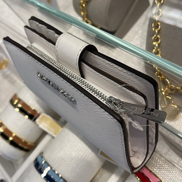 Michael Kors Medium Saffiano Leather Bifold Wallet
Optic White
NWT - Picture 6 of 16